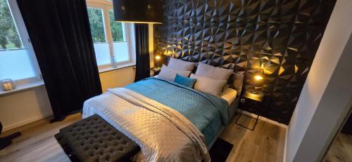 巴特萨尔茨乌夫伦Mastersuite的一间卧室配有一张大床和黑色床头板