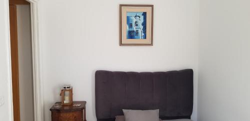 La Soukracarmella的一间配有沙发的客房,墙上挂着一张照片
