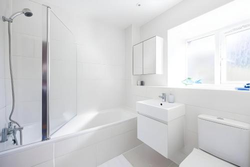 Camberwell Elegance 3BR Luxury Flat的一间浴室