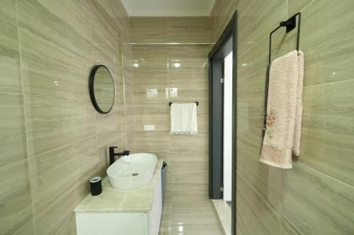 费特希耶Villa Mila Fethiye的浴室设有白色水槽和镜子