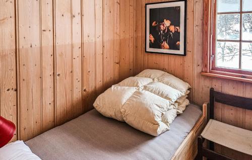 Uvdal3 Bedroom Stunning Home In Uvdal的卧室配有木墙内的一张床