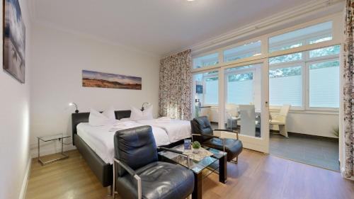 宾茨Villa Stranddistel的卧室配有一张床和一张桌子及椅子