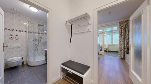 宾茨Villa Stranddistel的带淋浴、卫生间和盥洗盆的浴室