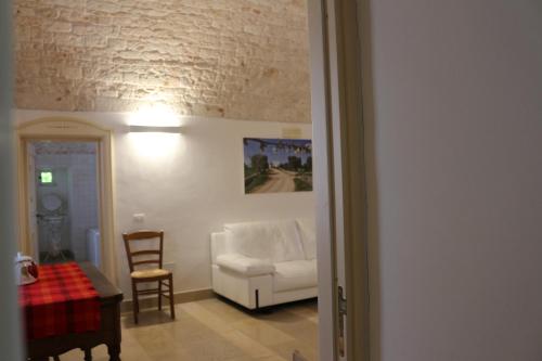 孔韦尔萨诺Parco dei Manieri的客厅配有白色的沙发和桌子