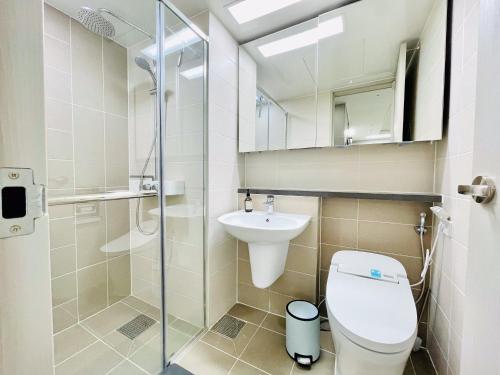 首尔Hoban Apartment, KonKuk Univ Station的一间带卫生间和水槽的浴室