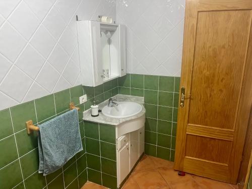巴列埃尔莫索Casa Azul的绿色和白色的浴室设有水槽和镜子