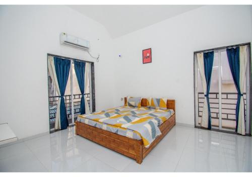罗纳瓦拉Netflixx Villa的一间卧室设有一张床和两个窗户。