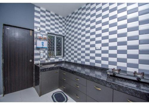 罗纳瓦拉Netflixx Villa的浴室拥有黑白墙面