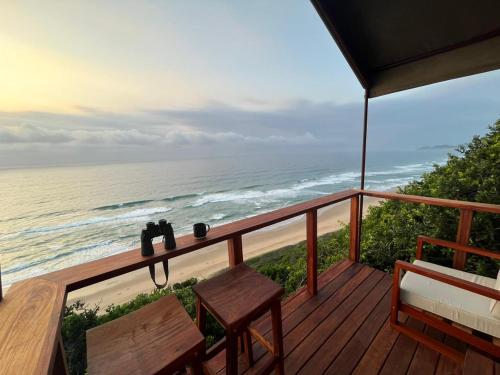 Ponta MalanganeSky Island Resort的享有海滩美景的阳台