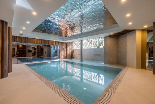 斯普利特法恩特酒店的一座带玻璃天花板的别墅内的游泳池