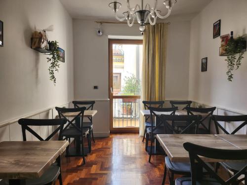 波坦察Dimora della via Appia PRETORIA的用餐室配有木桌和椅子
