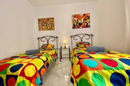 SHR043 Nerja Medina Apartamento cerca de Playa Torrecilla客房内的一张或多张床位