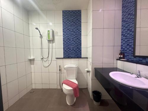 坤敬I Hotel Khonkaen的带淋浴、卫生间和盥洗盆的浴室