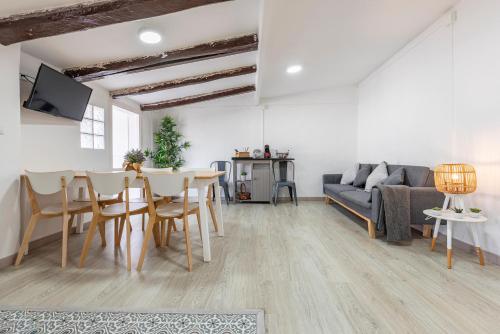 塔拉戈纳Bettatur Apartaments Rera Sant Domenech的客厅配有桌子和沙发