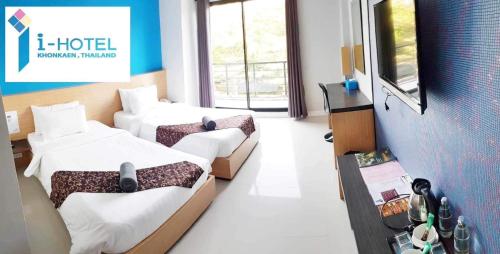 坤敬I Hotel Khonkaen的酒店客房设有两张床和窗户。