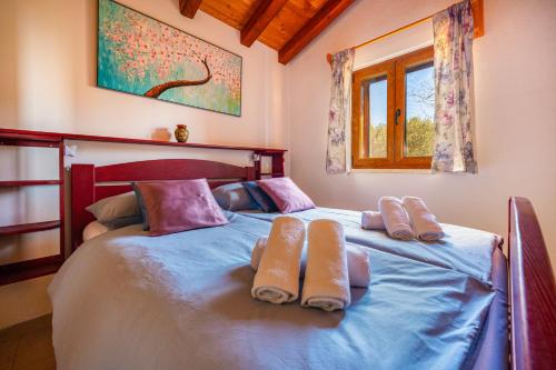 科尔丘拉Eco holiday house Cive的一间卧室配有两张带毛巾的床