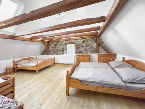 Mikulov v Krušných HoráchMarcelína的一间卧室设有两张床,铺有木地板。