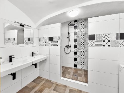 Mikulov v Krušných HoráchMarcelína的白色的浴室设有2个盥洗盆和淋浴。