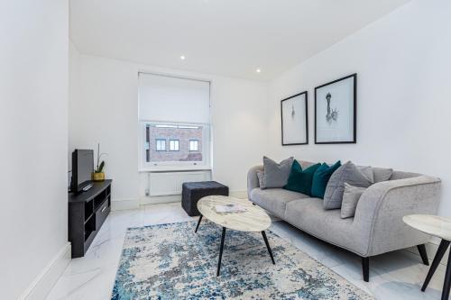 伦敦Luxury Harley Street Apartments的客厅配有沙发和桌子