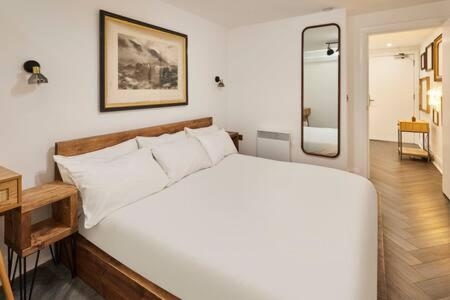 利物浦Host & Stay - Queen Square Hideaway的卧室配有一张白色大床和镜子