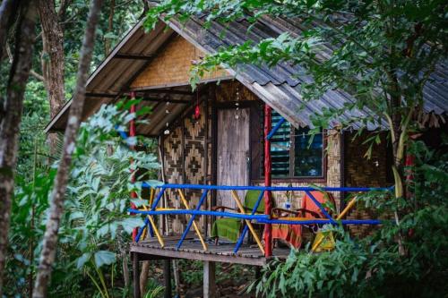 俊穆岛Simple Life Bungalows的林中带甲板的树屋