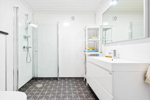 AustevollRorbu i Gilsvågen - 3 soverom - Båtutleie的带淋浴和盥洗盆的白色浴室