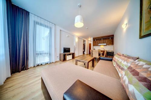 斯莫梁Oak Residence Hotel & Relax的客厅配有沙发和桌子