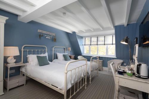 拉尔沃思湾拉尔沃思湾酒店的卧室拥有蓝色的墙壁和一张床