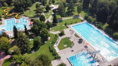 纳堡Tinyhaushotel - Campingpark Nabburg的公园内两个游泳池的顶部景色