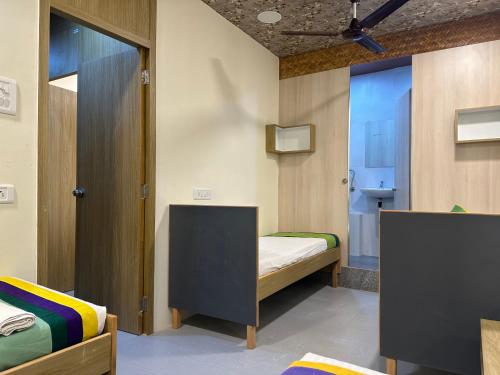 孟买ZEST STAYS - IIT的一间小客房,配有两张床和一间浴室