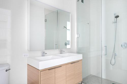 纽约FiDi 1BR w Gym WD nr S St Seaport NYC-536的浴室配有白色水槽和淋浴。