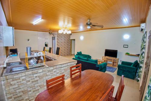 迪亚尼海滩Diani Home Stays的厨房以及带桌子和沙发的客厅。