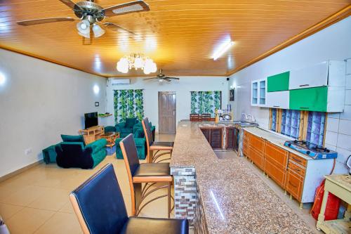 迪亚尼海滩Diani Home Stays的厨房以及带沙发和椅子的客厅。
