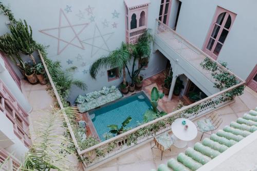 马拉喀什117号摩洛哥传统庭院住宅的享有带游泳池的房屋的空中景致