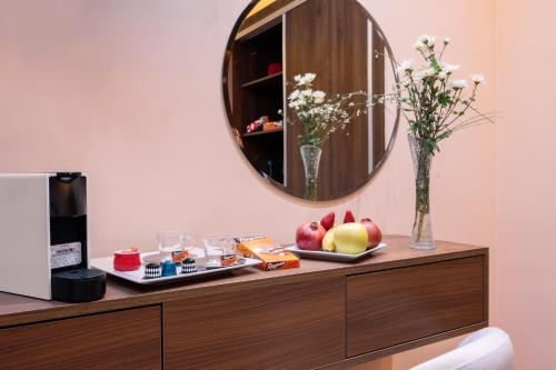 马拉喀什SWISS CONTINENTAL HOTEL Free Cooking Classes的梳妆台上方的镜子
