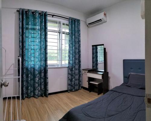 Kota SamarahanHomestay @Seri Sindang Guesthouse的一间卧室配有一张床、一个窗口和一张书桌