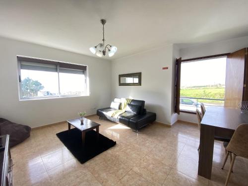蓬塔德尔加达Luz's Retreat Apartment的客厅配有沙发和桌子