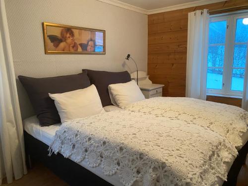 斯特兰达欧沃沃尔农场民宿的卧室配有带白色棉被的床