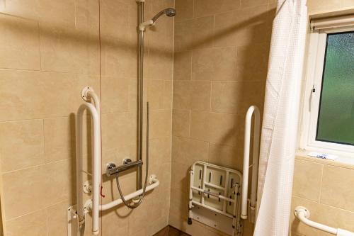 CurbarCliff College的浴室设有淋浴间和浴帘