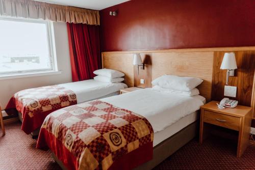 斯托诺韦卡巴菲德酒店 的酒店客房设有两张床和窗户。