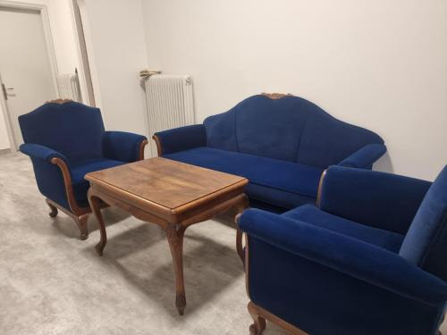 希俄斯Castle luxury home的客房内的2把蓝色椅子和1张咖啡桌