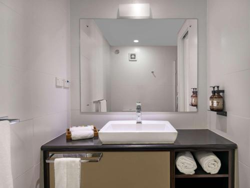 苏瓦诺富特苏瓦拉米湾酒店的一间带水槽和大镜子的浴室
