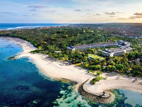努沙杜瓦巴厘岛努沙杜瓦海滩度假村索菲特酒店的享有海滩和海洋的空中景致