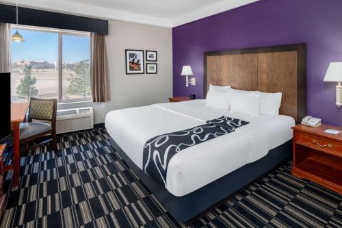 罗斯威尔罗斯威尔拉金塔旅馆及套房的酒店客房设有一张大床和一张书桌。