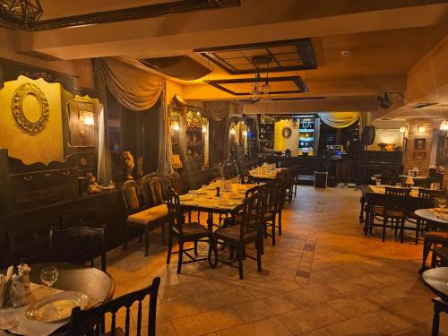 米奥修德萨斯朋斯乌尼亚弗拉西亚旅馆的一间在房间内配有桌椅的餐厅