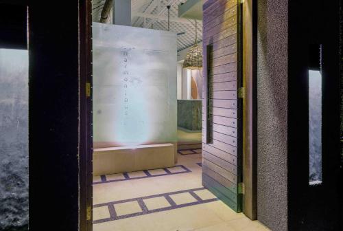 金巴兰阿什姆萨海滩酒店的通往带浴缸的房间的门