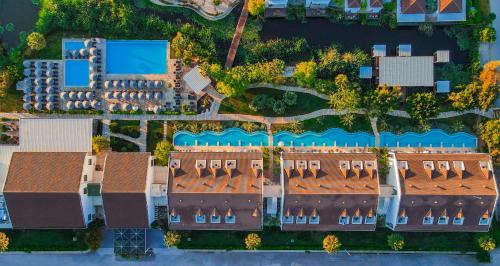 费特希耶Jiva Beach Resort - Ultra All Inclusive的屋顶建筑的上空景观