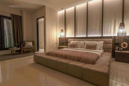 金巴兰阿什姆萨海滩酒店的一间卧室配有一张大床和一张沙发