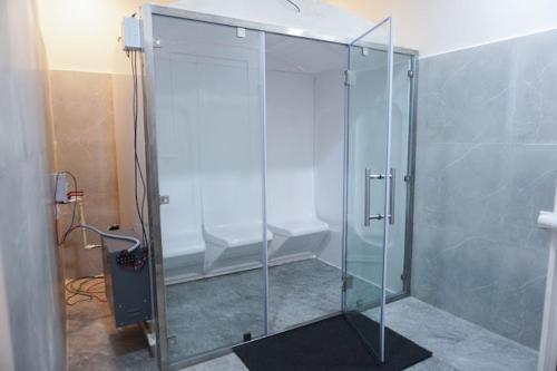 哥印拜陀The Healing Hills Naturopathy and Wellness Center的浴室设有玻璃淋浴间和卫生间