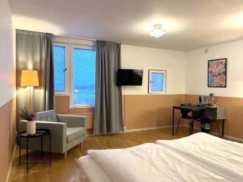 索尔纳第二个家公寓式酒店的一间卧室配有一张床、一把椅子和一张书桌